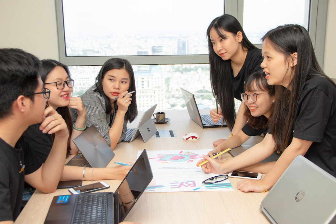 Group of people LeadToBloom - IA et management : pourquoi vos managers ont besoin d'une charte, pas d'un accès